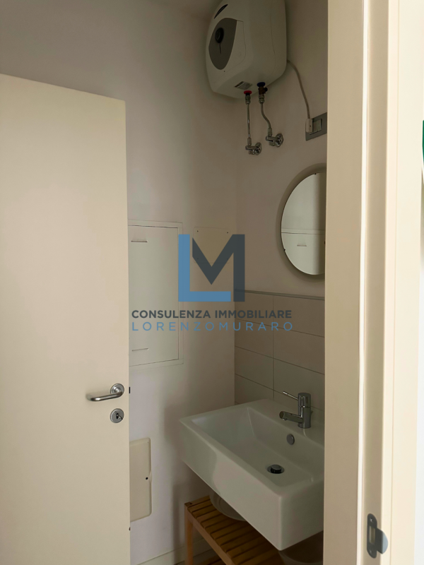 A Montebelluna, in posizione centralissima, proponiamo in vendita ufficio direzionale di 110 mq c...