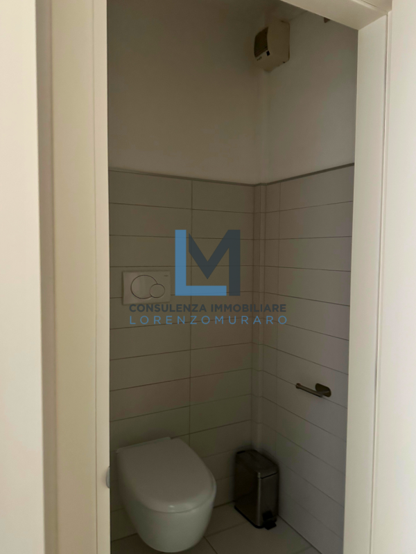 A Montebelluna, in posizione centralissima, proponiamo in vendita ufficio direzionale di 110 mq c...