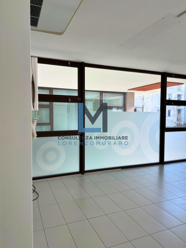 A Montebelluna, in posizione centralissima, proponiamo in vendita ufficio direzionale di 110 mq c...