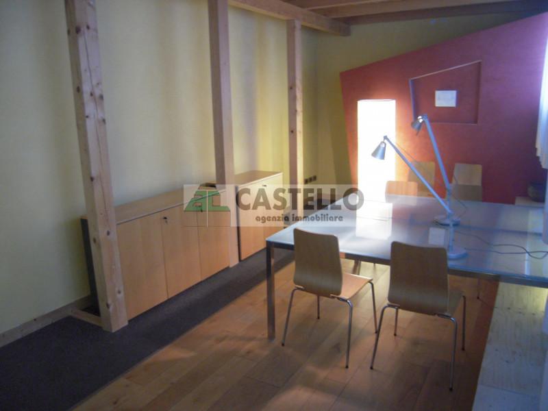 Pianiga Mellaredo a circa 1km dal centro paese proponiamo ufficio al piano terra completo di arre...
