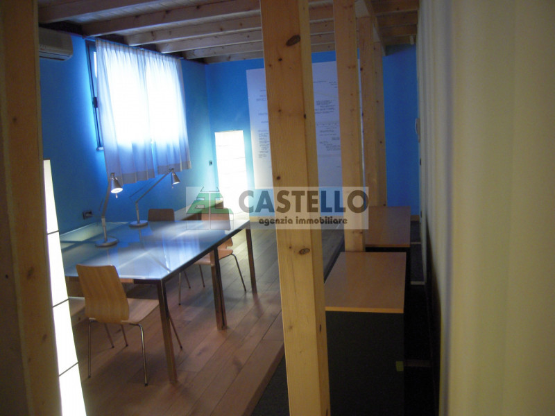 Pianiga Mellaredo a circa 1km dal centro paese proponiamo ufficio al piano terra completo di arre...