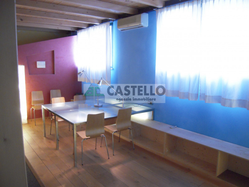 Pianiga Mellaredo a circa 1km dal centro paese proponiamo ufficio al piano terra completo di arre...