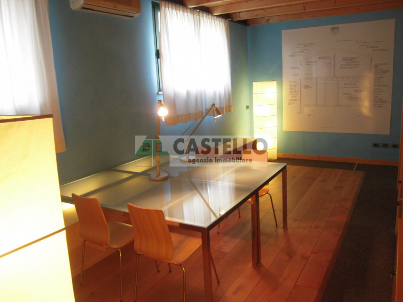 Pianiga Mellaredo a circa 1km dal centro paese proponiamo ufficio al piano terra completo di arre...