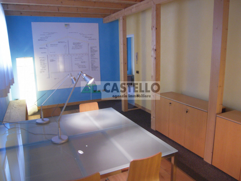 Pianiga Mellaredo a circa 1km dal centro paese proponiamo ufficio al piano terra completo di arre...