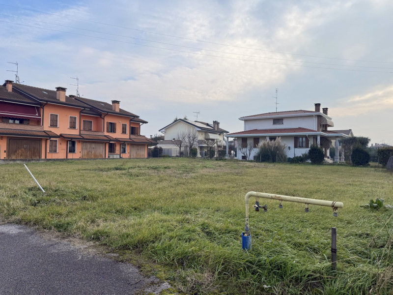 Ciao da Arcobaleno Immobiliare, oggi ti proponiamo un lotto di terreno edificabile già urbanizzat...