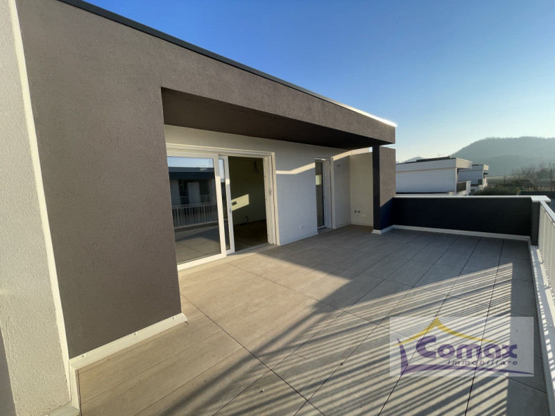 Ad Abano Terme, a pochi passi dal centro e da tutti i servizi principali, proponiamo in vendita u...