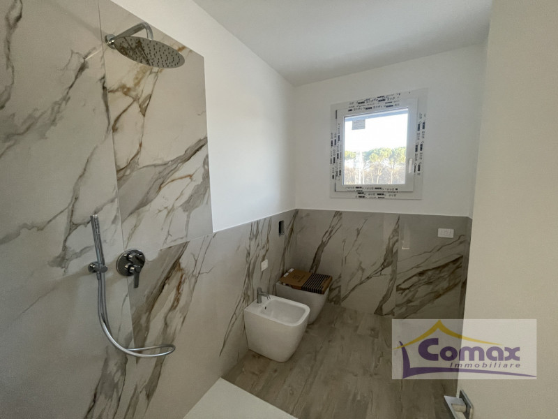 Ad Abano Terme, a pochi passi dal centro e da tutti i servizi principali, proponiamo in vendita u...