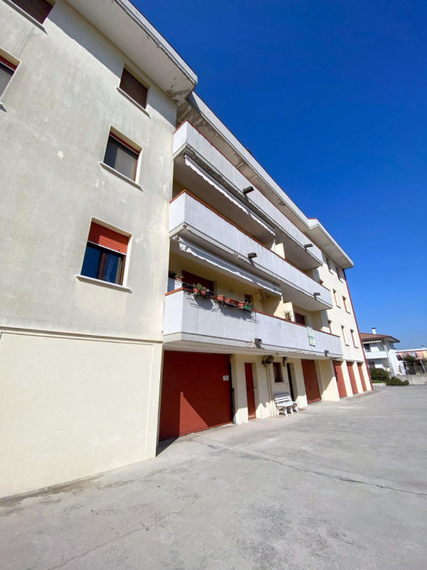 APPARTAMENTO GENEROSE DIMENSIONI 2 LIVELLI PONTE SAN NICOLO' €.270.000 rif.CL460

Grande opportun...