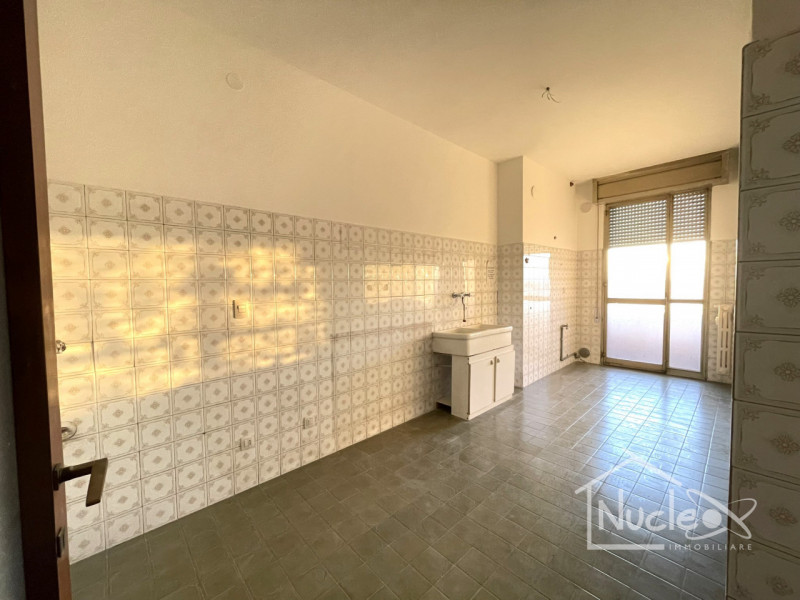 Padova, in quartiere San Giuseppe, vendesi appartamento al 7° piano (su 8) su palazzina degli ann...