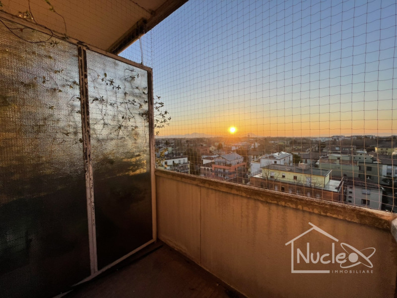 Padova, in quartiere San Giuseppe, vendesi appartamento al 7° piano (su 8) su palazzina degli ann...