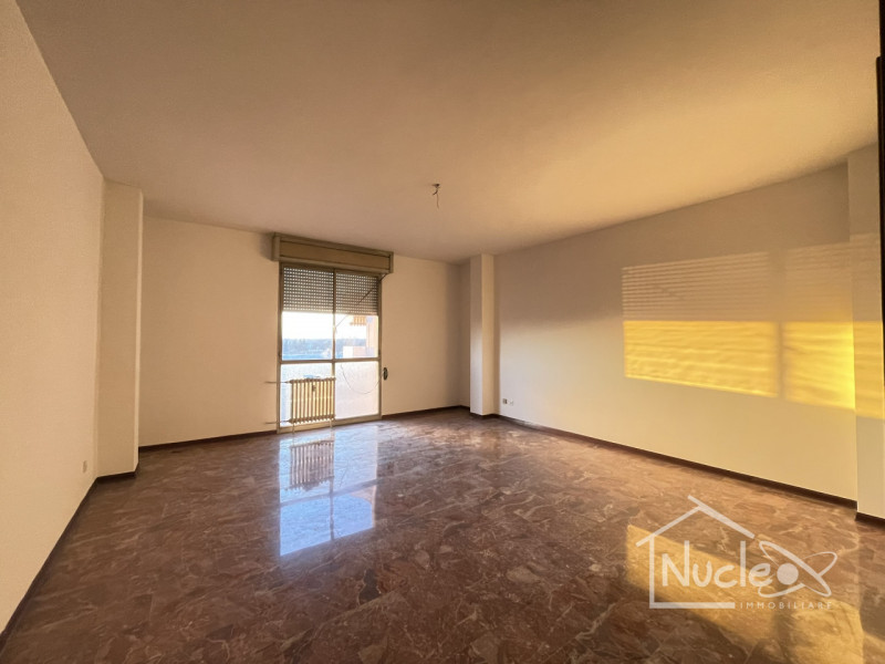 Padova, in quartiere San Giuseppe, vendesi appartamento al 7° piano (su 8) su palazzina degli ann...