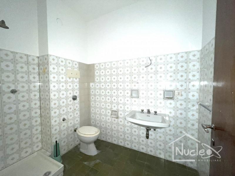 Padova, in quartiere San Giuseppe, vendesi appartamento al 7° piano (su 8) su palazzina degli ann...