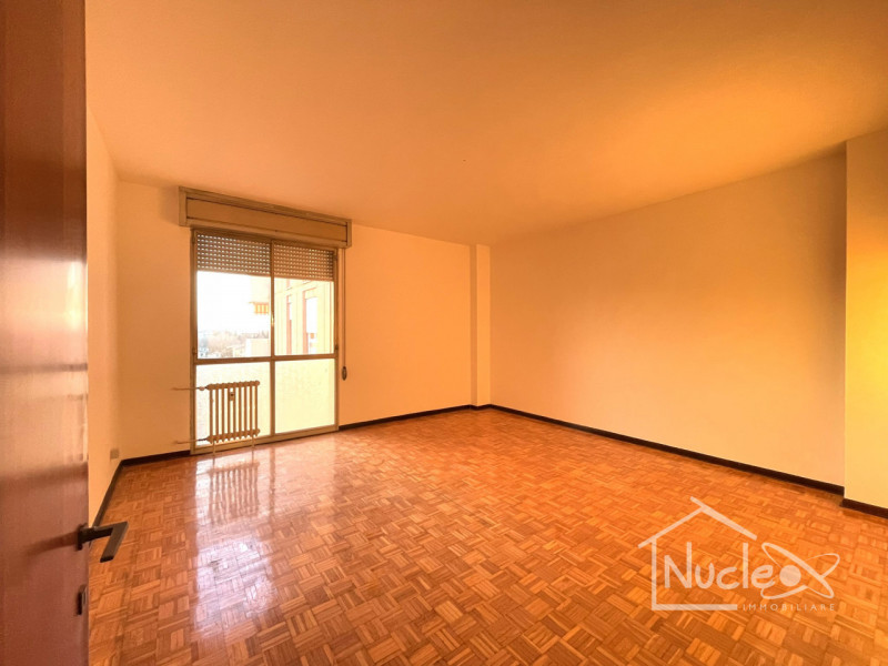 Padova, in quartiere San Giuseppe, vendesi appartamento al 7° piano (su 8) su palazzina degli ann...