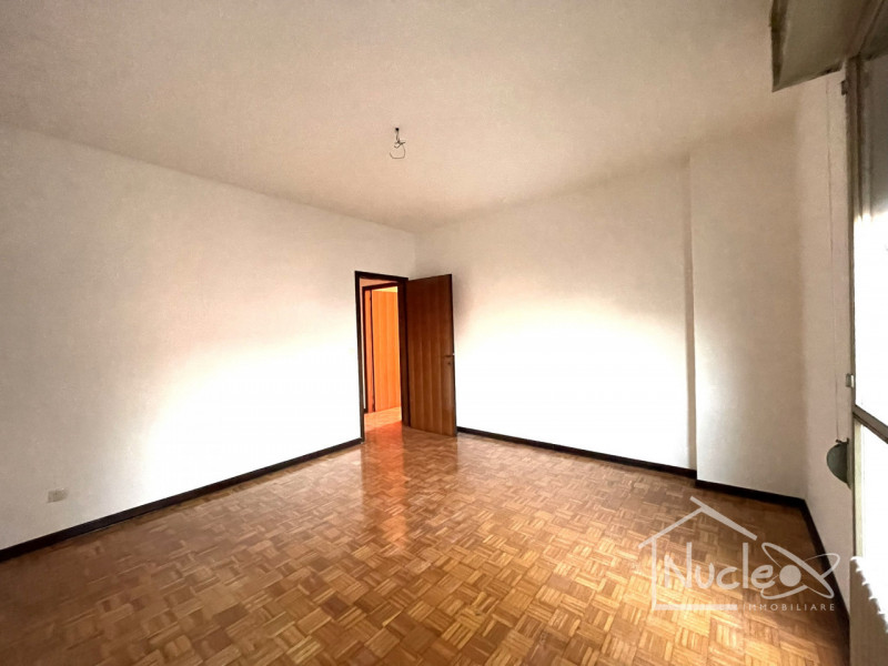 Padova, in quartiere San Giuseppe, vendesi appartamento al 7° piano (su 8) su palazzina degli ann...