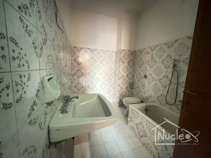 Padova, in quartiere San Giuseppe, vendesi appartamento al 7° piano (su 8) su palazzina degli ann...