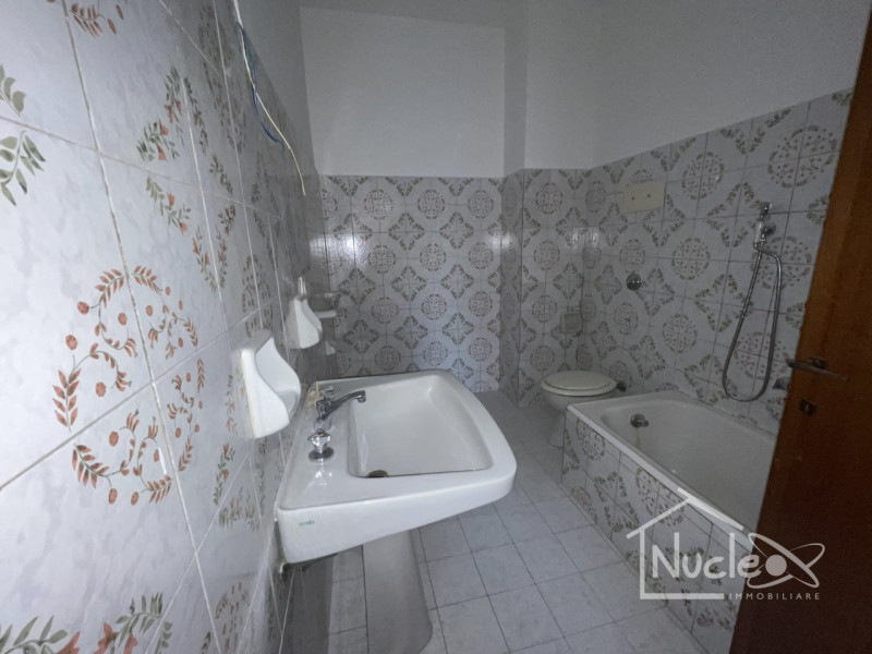 Padova, in quartiere San Giuseppe, vendesi appartamento al 7° piano (su 8) su palazzina degli ann...