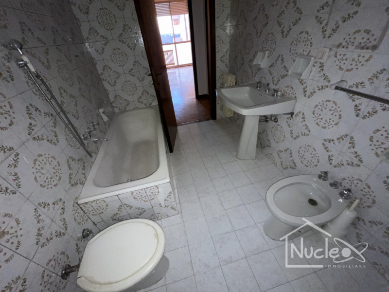 Padova, in quartiere San Giuseppe, vendesi appartamento al 7° piano (su 8) su palazzina degli ann...