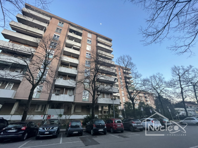 Padova, in quartiere San Giuseppe, vendesi appartamento al 7° piano (su 8) su palazzina degli ann...