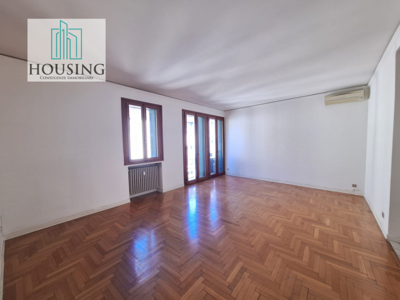 Nel cuore pulsante del centro storico di Padova, zona Ghetto, a pochi passi dal Duomo e dalle pia...