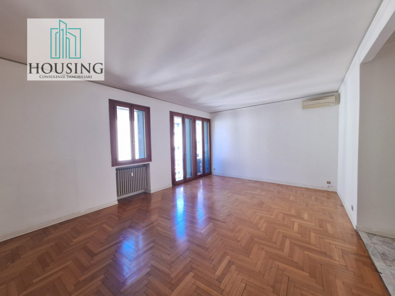 Nel cuore pulsante del centro storico di Padova, zona Ghetto, a pochi passi dal Duomo e dalle pia...