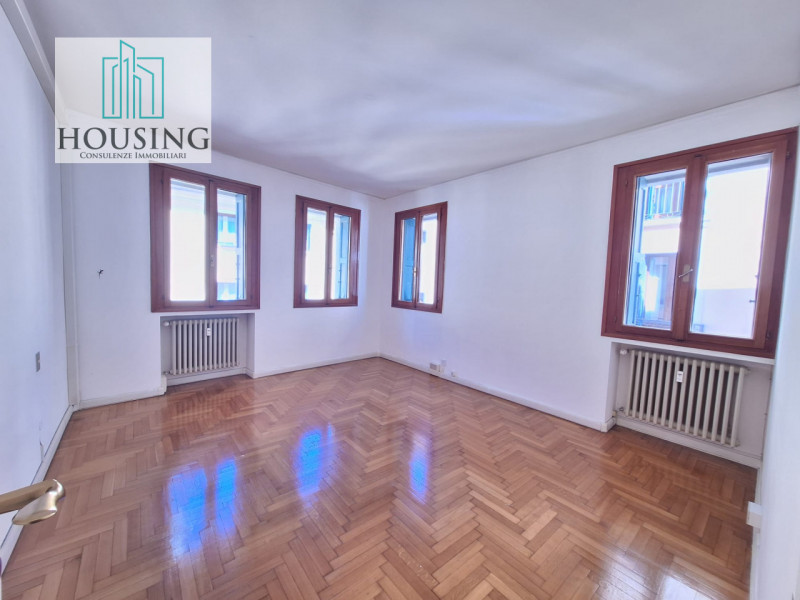 Nel cuore pulsante del centro storico di Padova, zona Ghetto, a pochi passi dal Duomo e dalle pia...