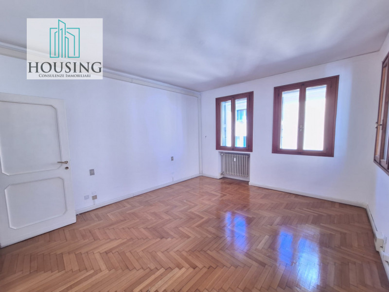 Nel cuore pulsante del centro storico di Padova, zona Ghetto, a pochi passi dal Duomo e dalle pia...