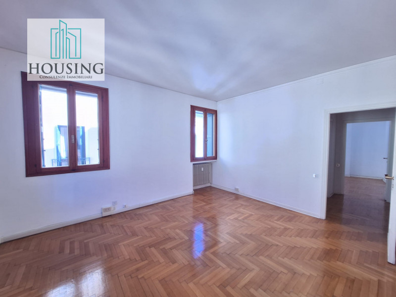 Nel cuore pulsante del centro storico di Padova, zona Ghetto, a pochi passi dal Duomo e dalle pia...