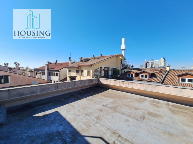 Nel cuore pulsante del centro storico di Padova, zona Ghetto, a pochi passi dal Duomo e dalle pia...