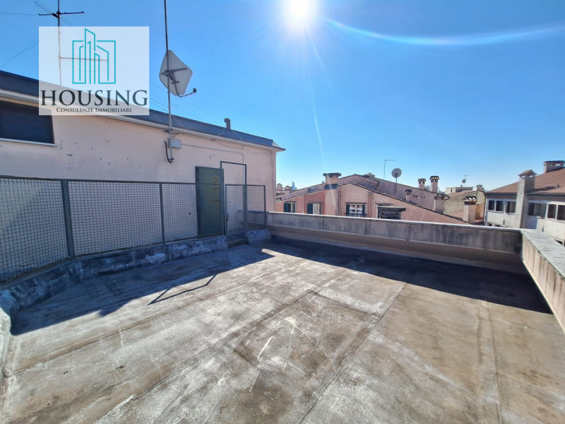 Nel cuore pulsante del centro storico di Padova, zona Ghetto, a pochi passi dal Duomo e dalle pia...