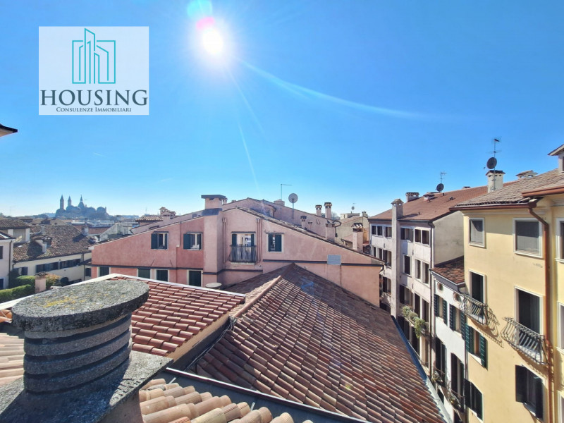 Nel cuore pulsante del centro storico di Padova, zona Ghetto, a pochi passi dal Duomo e dalle pia...