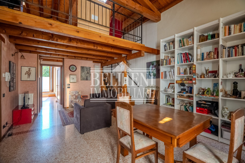 SANTA LUCIA - Proponiamo palazzina indipendente a pochi passi dal centro città di Vicenza, dispos...