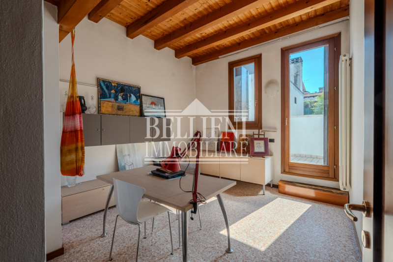 SANTA LUCIA - Proponiamo palazzina indipendente a pochi passi dal centro città di Vicenza, dispos...