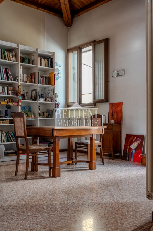 PONTE DEGLI ANGELI - Proponiamo palazzina storica indipendente a pochi passi dal centro città, di...