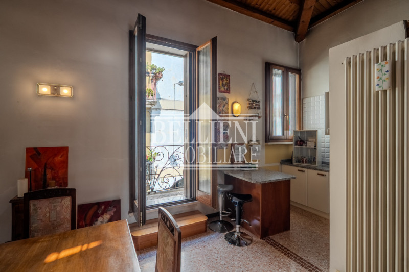 PONTE DEGLI ANGELI - Proponiamo palazzina storica indipendente a pochi passi dal centro città, di...