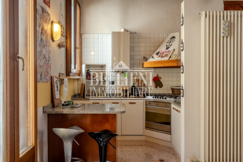 PONTE DEGLI ANGELI - Proponiamo palazzina storica indipendente a pochi passi dal centro città, di...