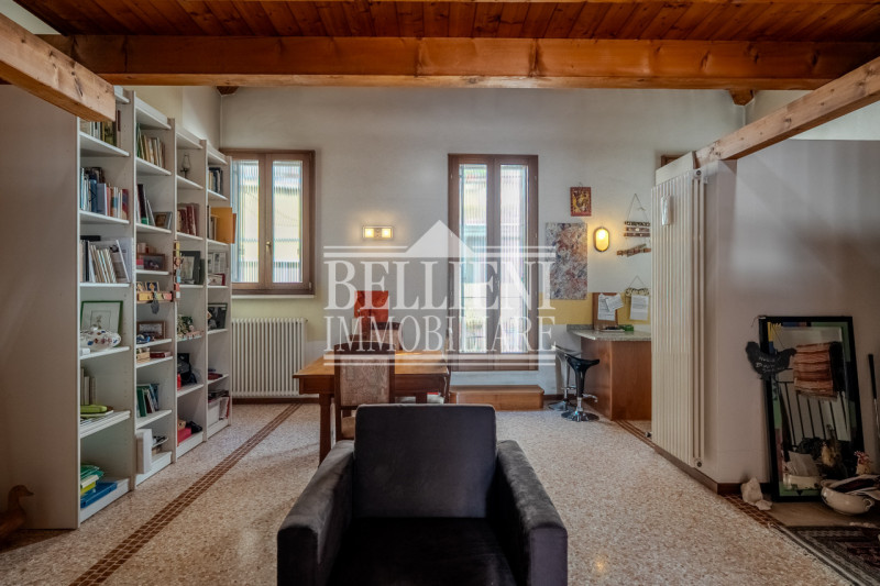 PONTE DEGLI ANGELI - Proponiamo palazzina storica indipendente a pochi passi dal centro città, di...