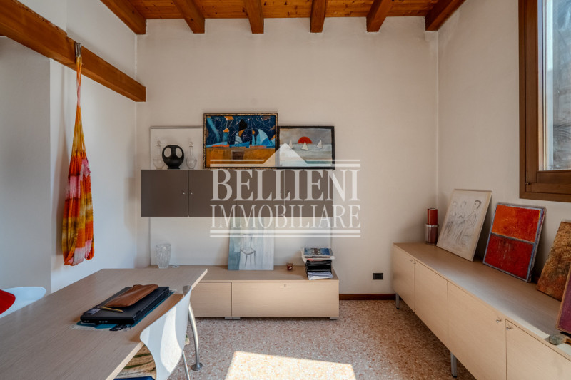 PONTE DEGLI ANGELI - Proponiamo palazzina storica indipendente a pochi passi dal centro città, di...