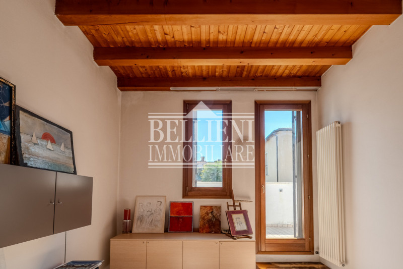 PONTE DEGLI ANGELI - Proponiamo palazzina storica indipendente a pochi passi dal centro città, di...