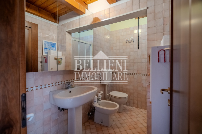 PONTE DEGLI ANGELI - Proponiamo palazzina storica indipendente a pochi passi dal centro città, di...