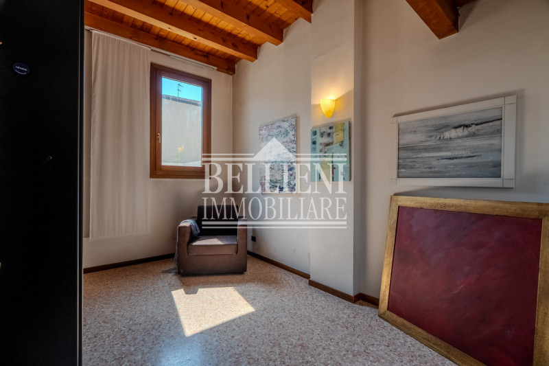 PONTE DEGLI ANGELI - Proponiamo palazzina storica indipendente a pochi passi dal centro città, di...