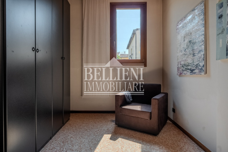 PONTE DEGLI ANGELI - Proponiamo palazzina storica indipendente a pochi passi dal centro città, di...