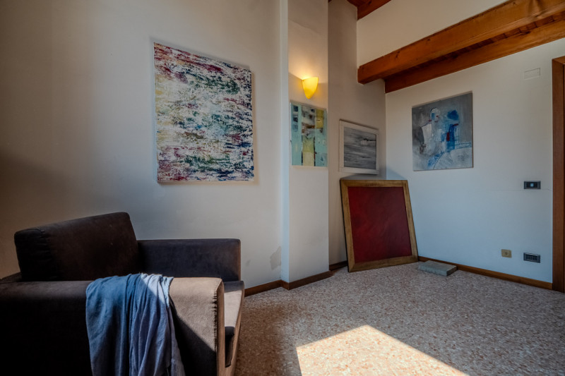 PONTE DEGLI ANGELI - Proponiamo palazzina storica indipendente a pochi passi dal centro città, di...