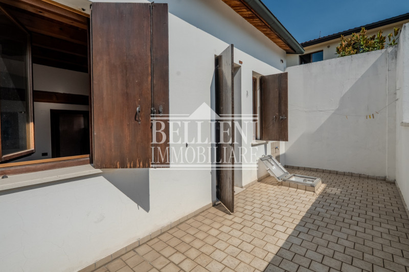 PONTE DEGLI ANGELI - Proponiamo palazzina storica indipendente a pochi passi dal centro città, di...