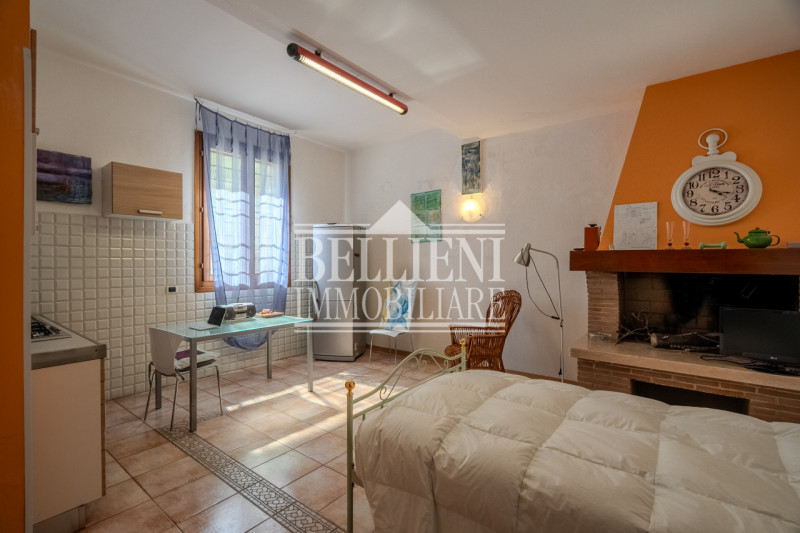 PONTE DEGLI ANGELI - Proponiamo palazzina storica indipendente a pochi passi dal centro città, di...