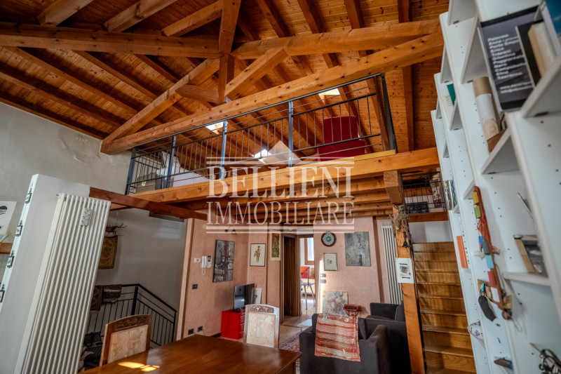 PONTE DEGLI ANGELI - Proponiamo palazzina storica indipendente a pochi passi dal centro città, di...