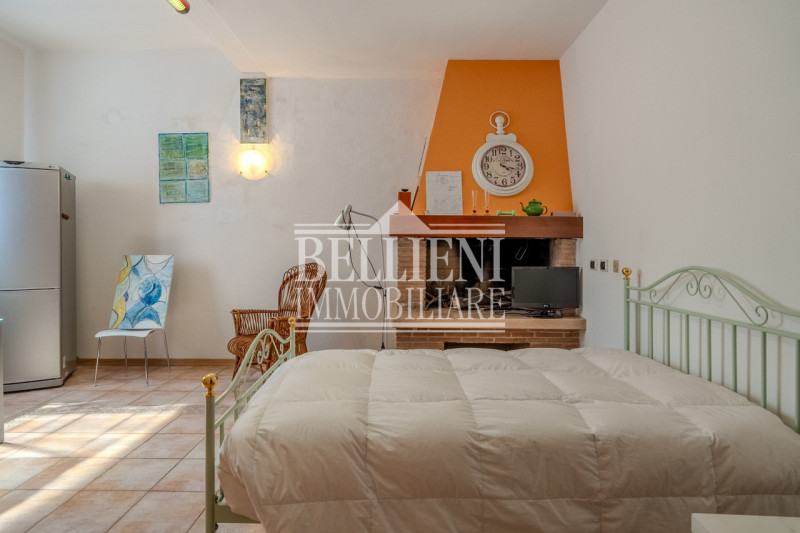 PONTE DEGLI ANGELI - Proponiamo palazzina storica indipendente a pochi passi dal centro città, di...