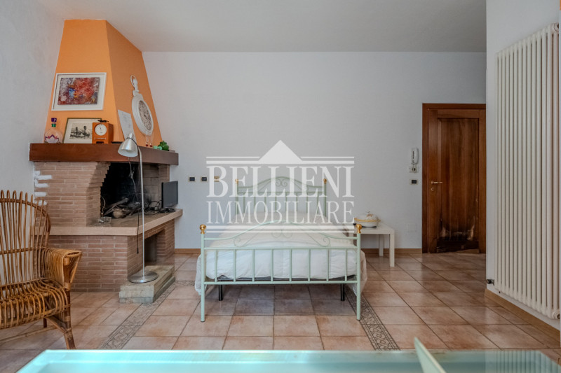 PONTE DEGLI ANGELI - Proponiamo palazzina storica indipendente a pochi passi dal centro città, di...