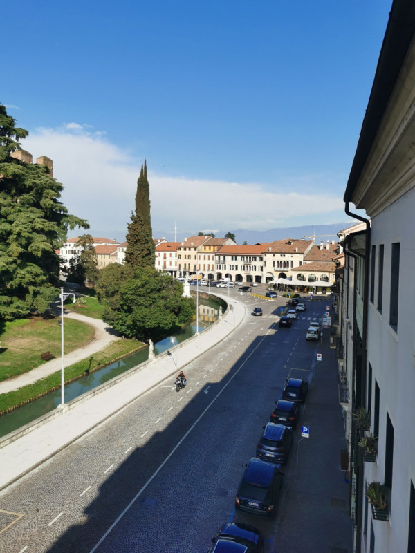 Vendiamo quattro esclusivi appartamenti situati nella prima linea di palazzi lungo il corso XXIX ...