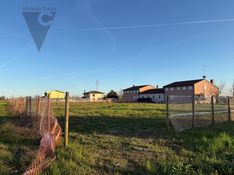 Scopri il tuo angolo di paradiso in campagna! 
Proponiamo in vendita terreno edificabile immerso ...