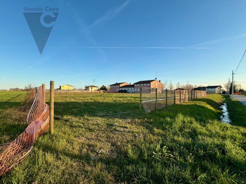 Scopri il tuo angolo di paradiso in campagna! 
Proponiamo in vendita terreno edificabile immerso ...